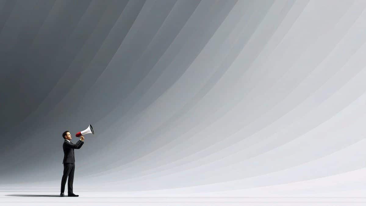 تفاوت سمعک شارژی و باتری‌خور